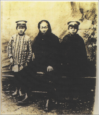 1911年Losin Watan（樂信‧瓦旦/渡井三郎/日野三郎/林瑞昌，左）與其族人Hayong Usung（哈勇‧烏送/宇都木一郎/高啟順，右），交由緒方正基照顧，緒方時任新竹廳警部兼通譯，留長髮，精通泰雅語，族人稱之Taymu Batu（タイモ．バット）。