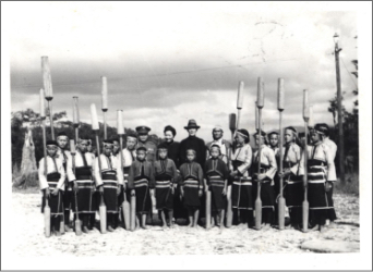 1946年10月24日邵族表演杵歌與國民政府主席蔣中正及宋美齡合影