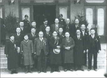 1946年國民大會臺灣代表於南京合影（南志信，第二排右1）