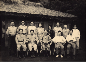 新美農場幹部於農場辦公室前合影